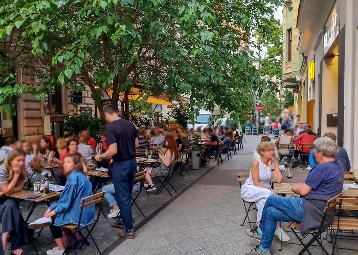 Br36 2-storey With Balcony And Ac Appartement *